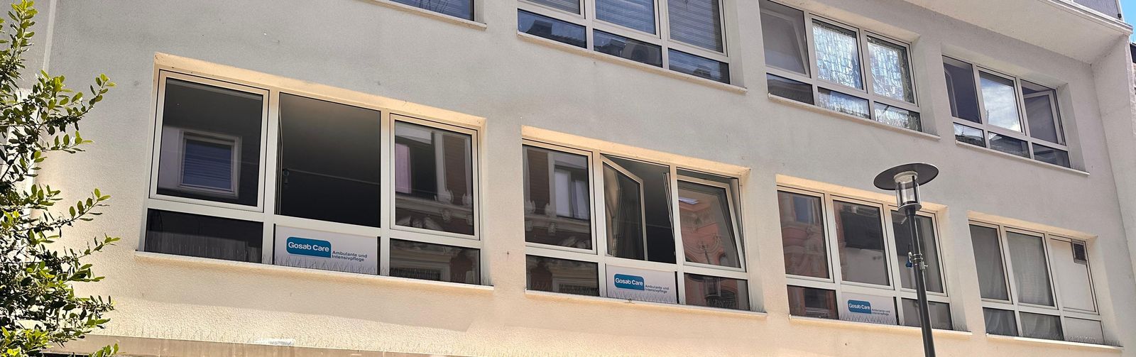 Gebäude von Gosab Care Euskirchen mit Gosab-Care-Schildern in den Fenstern