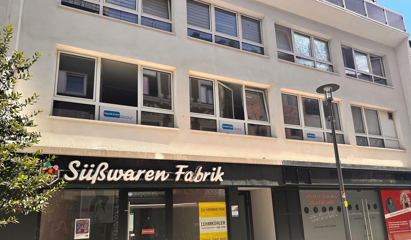 Das Büro von Gosab Care Euskirchen in der Innenstadt – mit Gosab-Care-Beschilderung in den Fenstern über der Neustraße